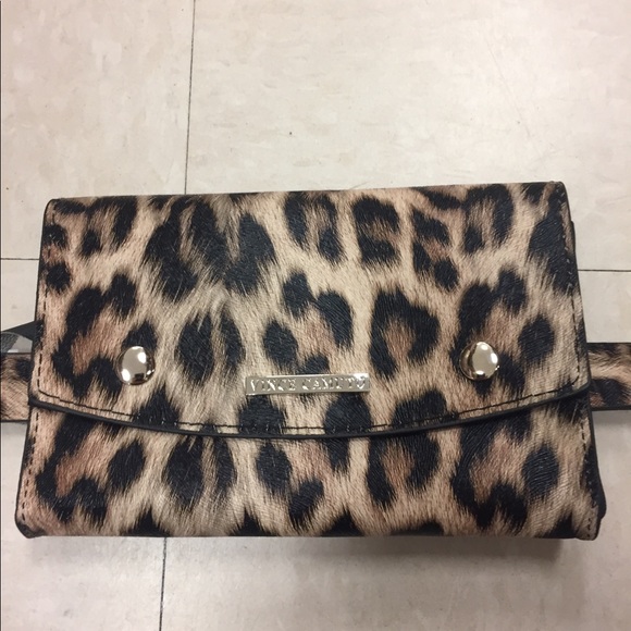 Vince Camuto Handbags - VinceCamuto waist Purse 😀